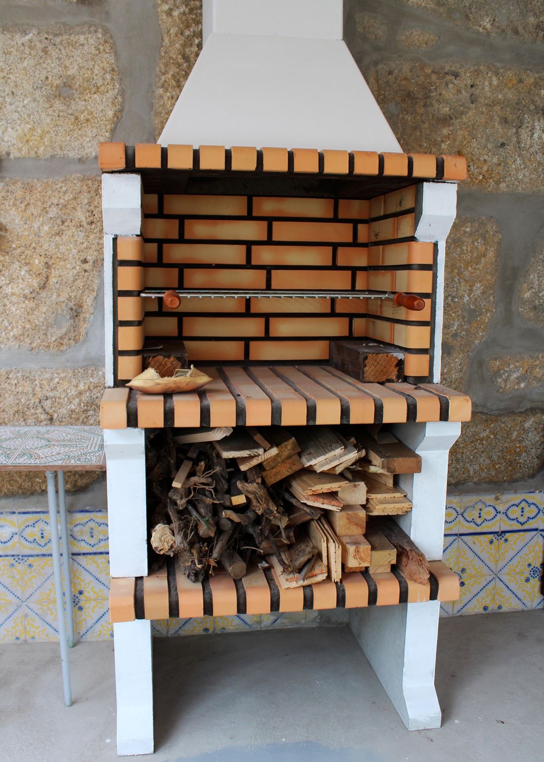 The barbecue, tiled in azulejo