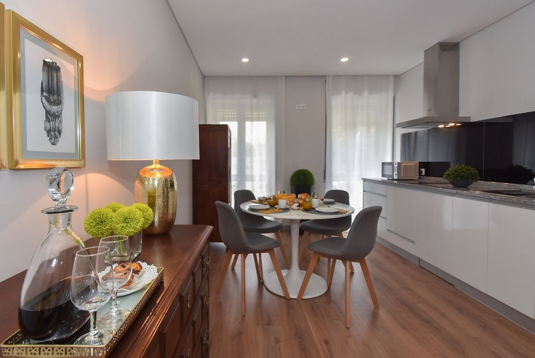 Golden Ribeira — The dining area and kitchen
