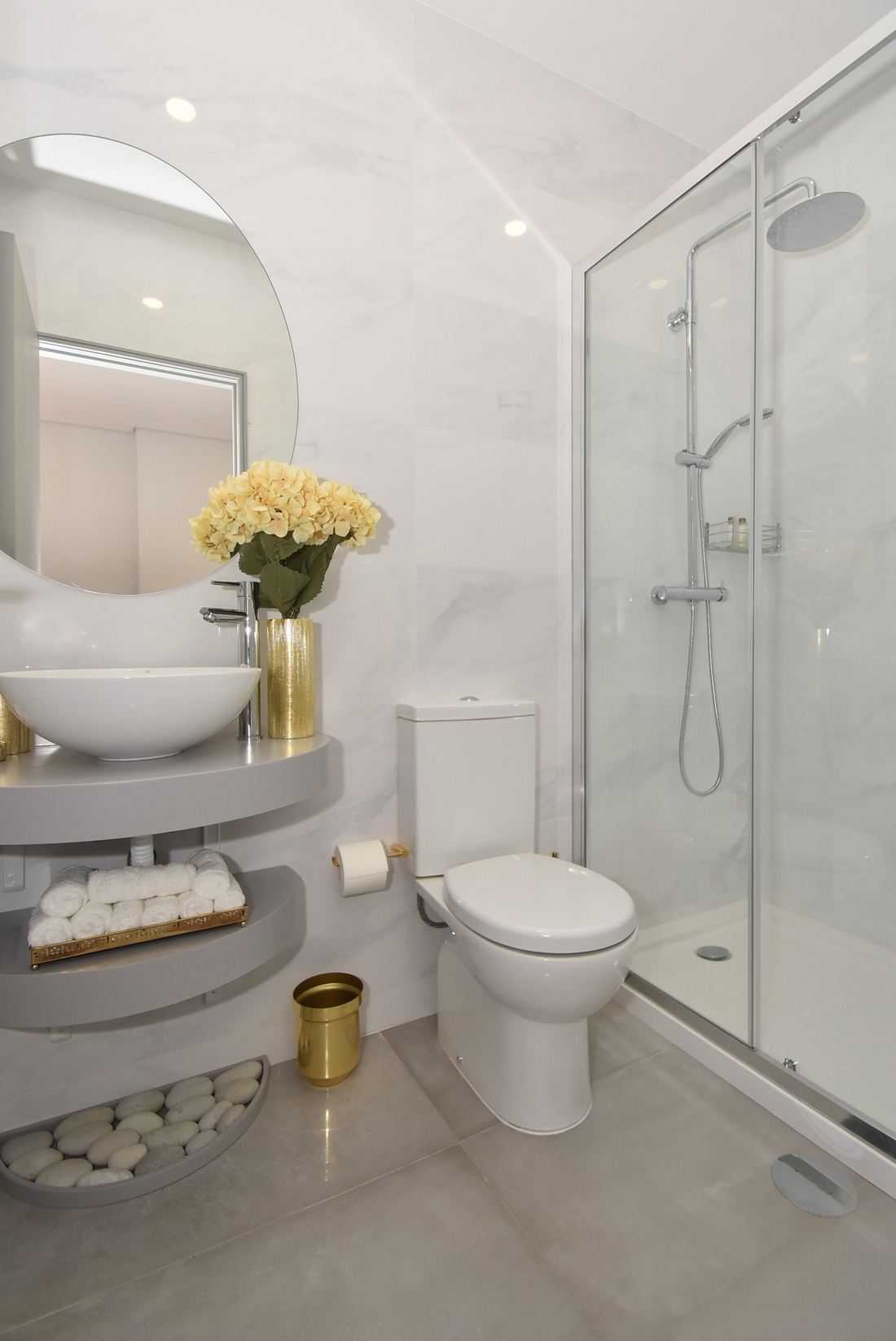 Golden Ribeira — The bathroom with rain shower