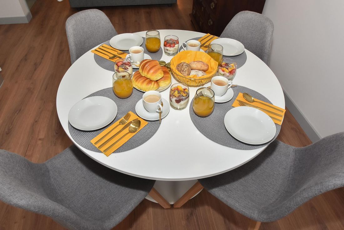 Golden Ribeira — Breakfast on the table
