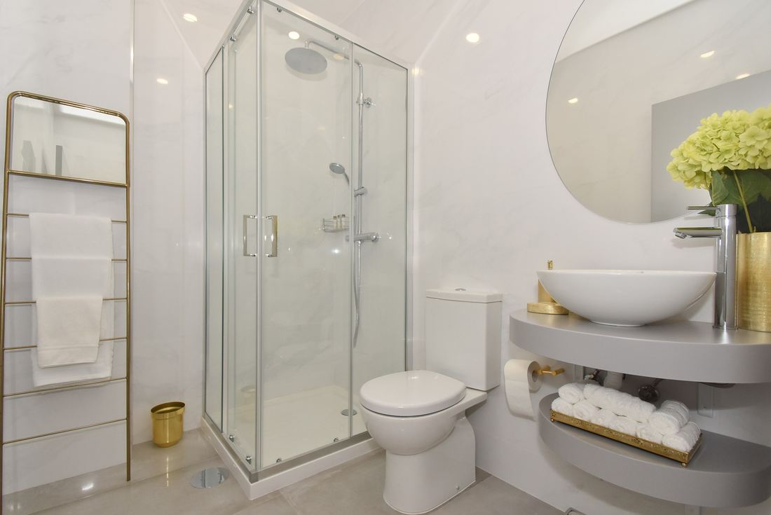 Green Baixa — The bathroom with shower