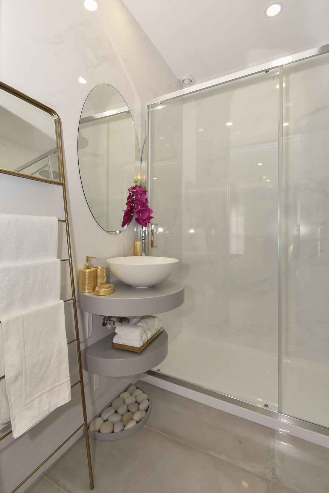Pink Cedofeita — The bathroom